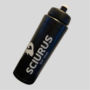 SCIURUS drikkedunk i sort med hvidt tryk