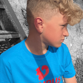 SCIURUS KIDSikoniske T-shirttil drenge i bl med rdt tryk