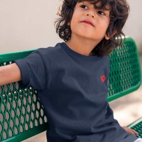 SCIURUS KIDS klassiske T-shirttil drenge i mrkebl med rdt broderet logo